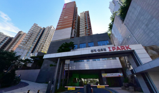 서울 서대문구 홍제동 '홍제 센트럴 아이파크' 전경. 이 아파트 전용 84㎡는 지난해 초까지 15억원을 호가했지만, 최근엔 11억원 매물도 실거래로 이어지지 않고 있다. <네이버 로드뷰>